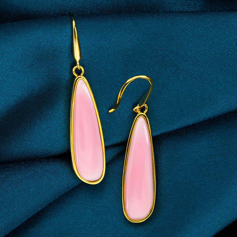 Luxe Queen Conch Teardrop Earrings