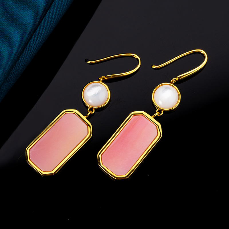 Square Queen Conch Earrings – Minimalist Elegance