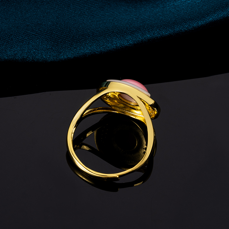 Queen Conch Ring - Opulent Round Shell Jewelry