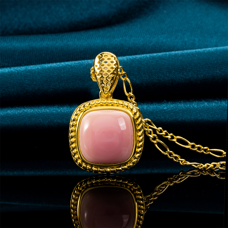 French Vintage Queen Conch Shell Oval Necklace 