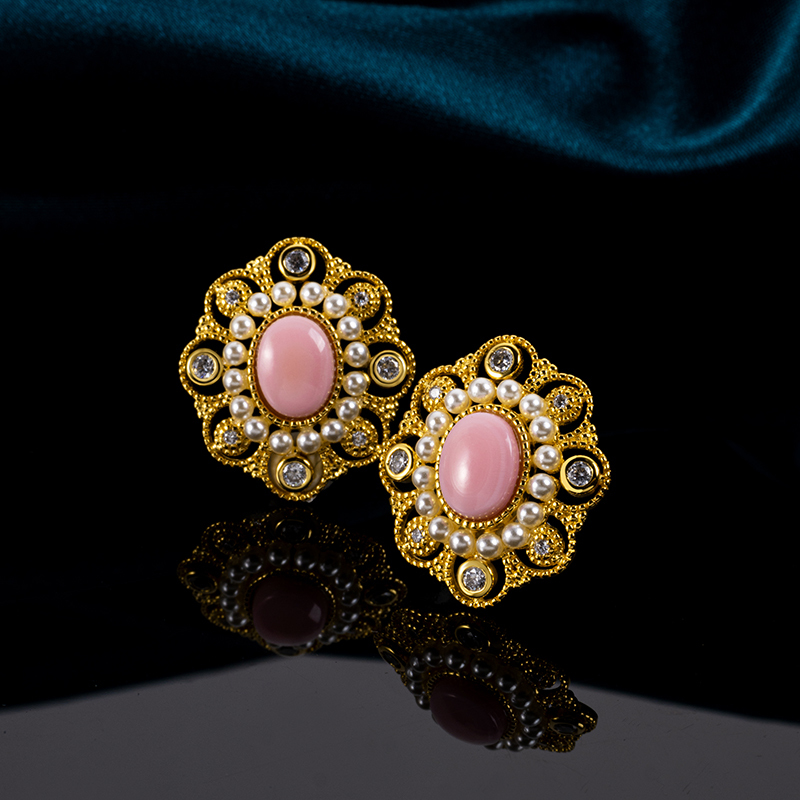 Natural Queen Conch Oval Studs - Antique Royal Style