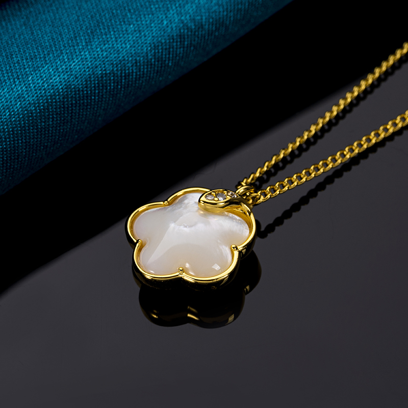 Chic MOP Blossom Necklace - Natural & Modern