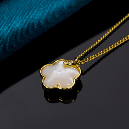 Chic MOP Blossom Necklace - Natural & Modern