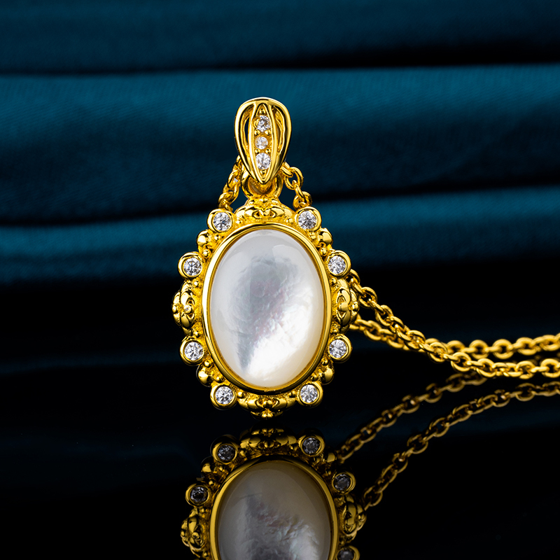 Elegant Oval Natural Mother Pearl Necklace