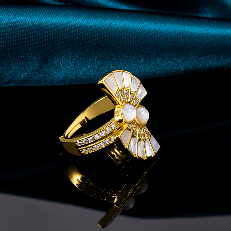 Natural White MOP Fan Ring Elegant