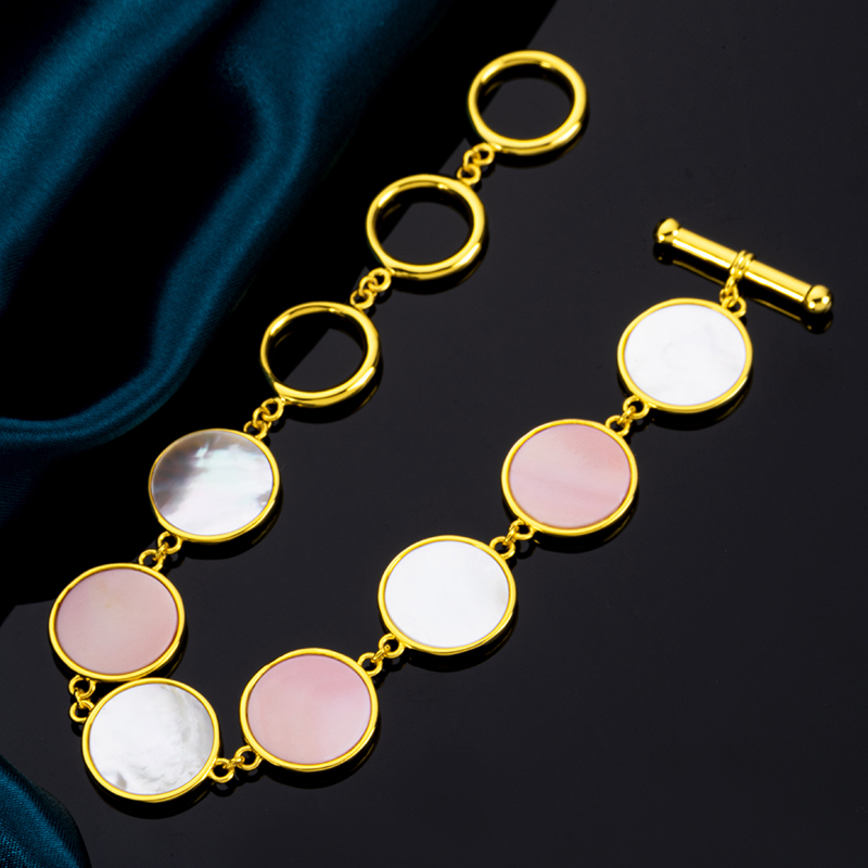 Queen Conch &Mother of Pearl Round Bracelet OT Clasp