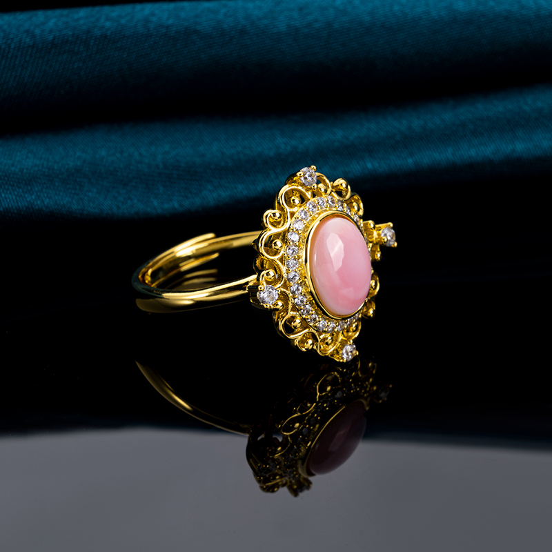 Regal Oval Queen Conch Statement Ring