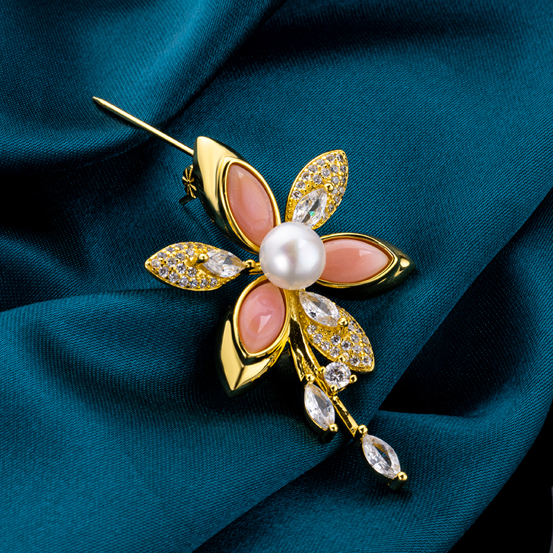 Exquisite Queen Conch Crystal Brooch