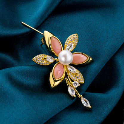 Exquisite Queen Conch Crystal Brooch