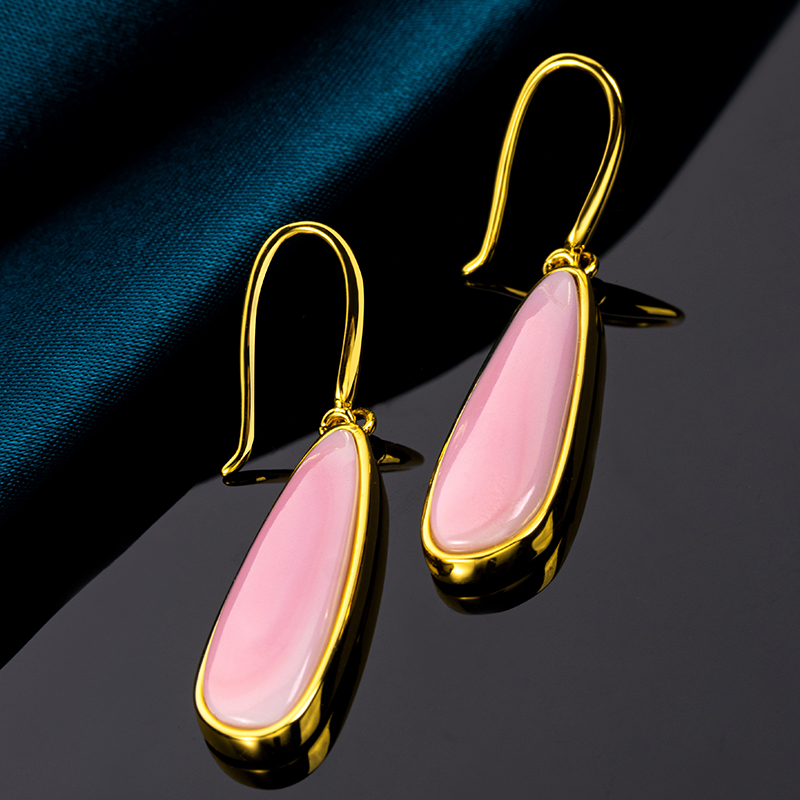 Luxe Queen Conch Teardrop Earrings