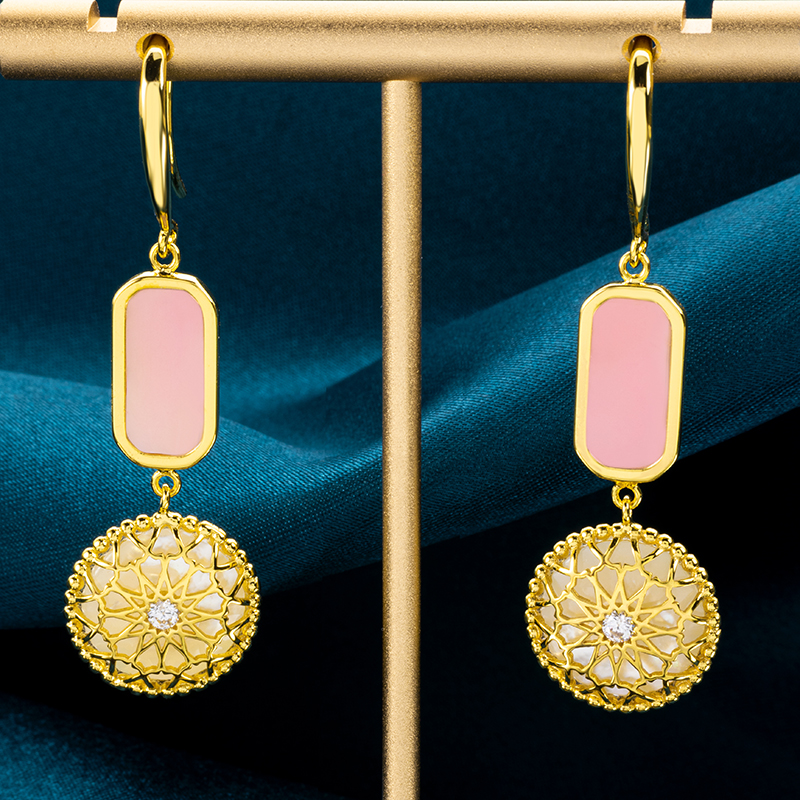 Vintage Royal Court Natural Queen Conch Earrings