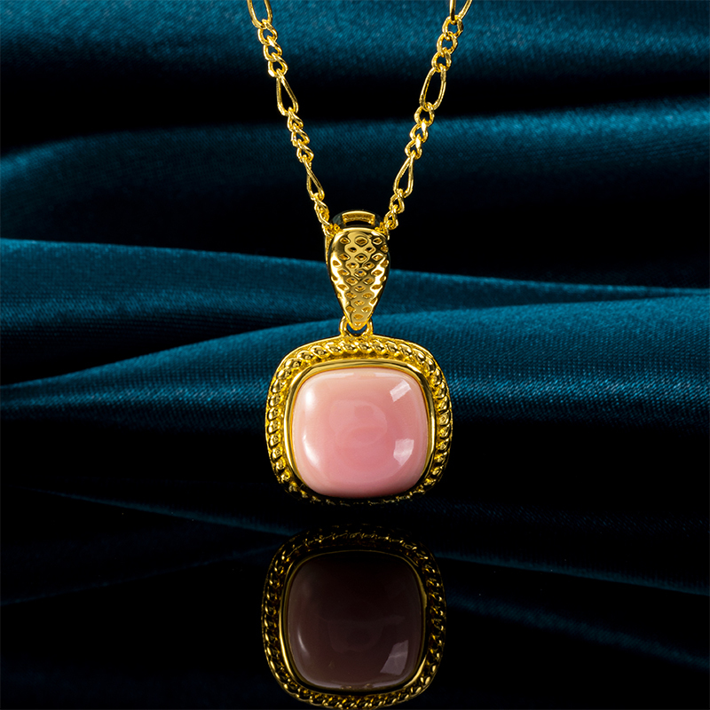 French Vintage Queen Conch Shell Oval Necklace 