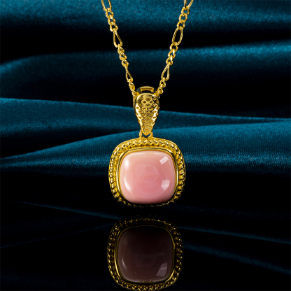 French Vintage Queen Conch Shell Oval Necklace 