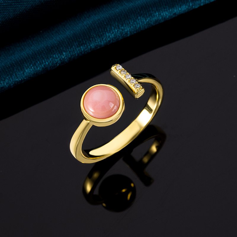 Natural Queen Conch Bar Circle Ring