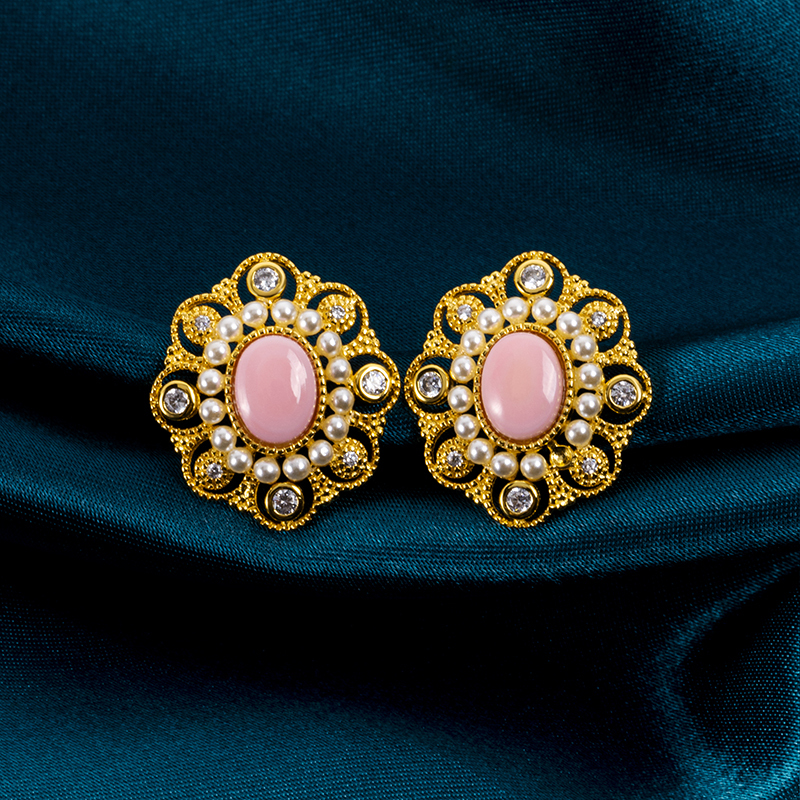 Natural Queen Conch Oval Studs - Antique Royal Style