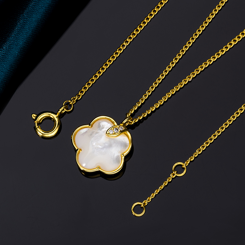Chic MOP Blossom Necklace - Natural & Modern