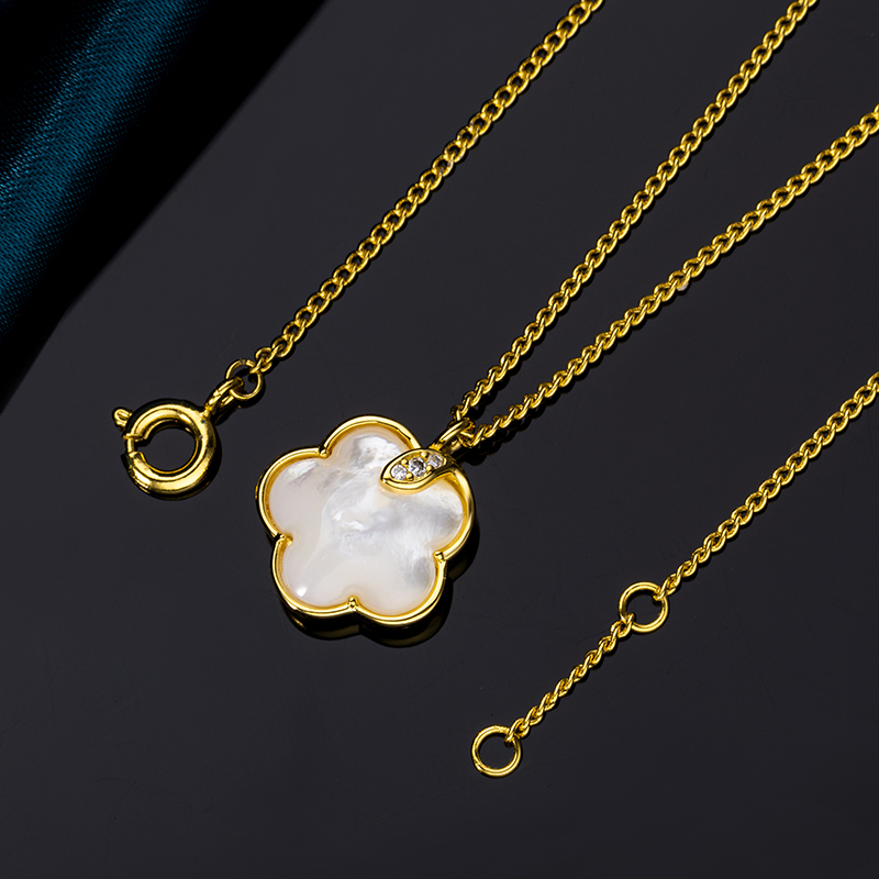 Chic MOP Blossom Necklace - Natural & Modern