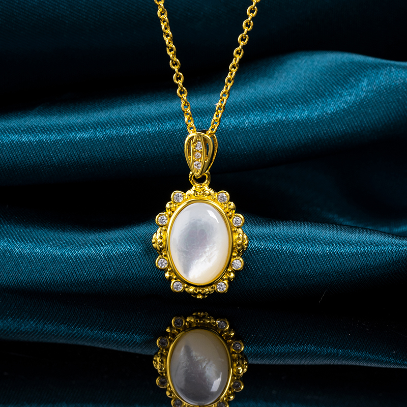 Elegant Oval Natural Mother Pearl Necklace