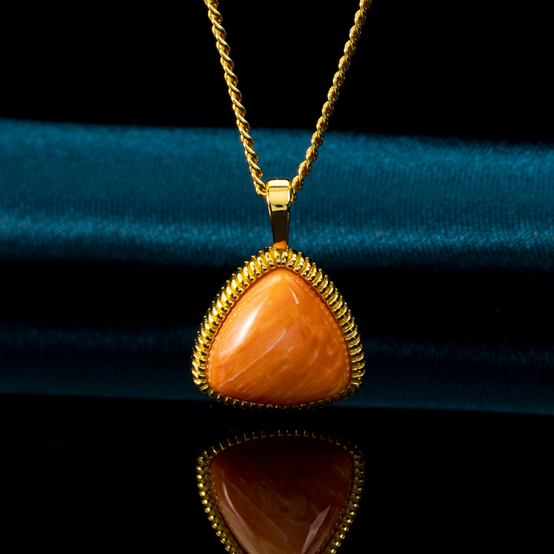 Minimalist Triangular Spiny Oyster Pendant Necklace - Geometric Women's Jewelry