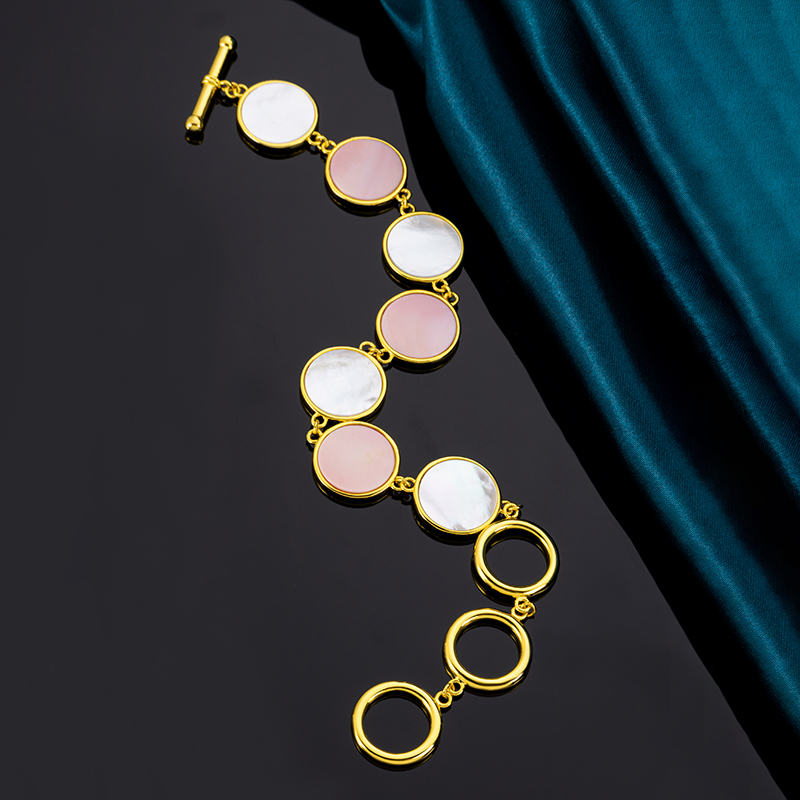 Queen Conch &Mother of Pearl Round Bracelet OT Clasp
