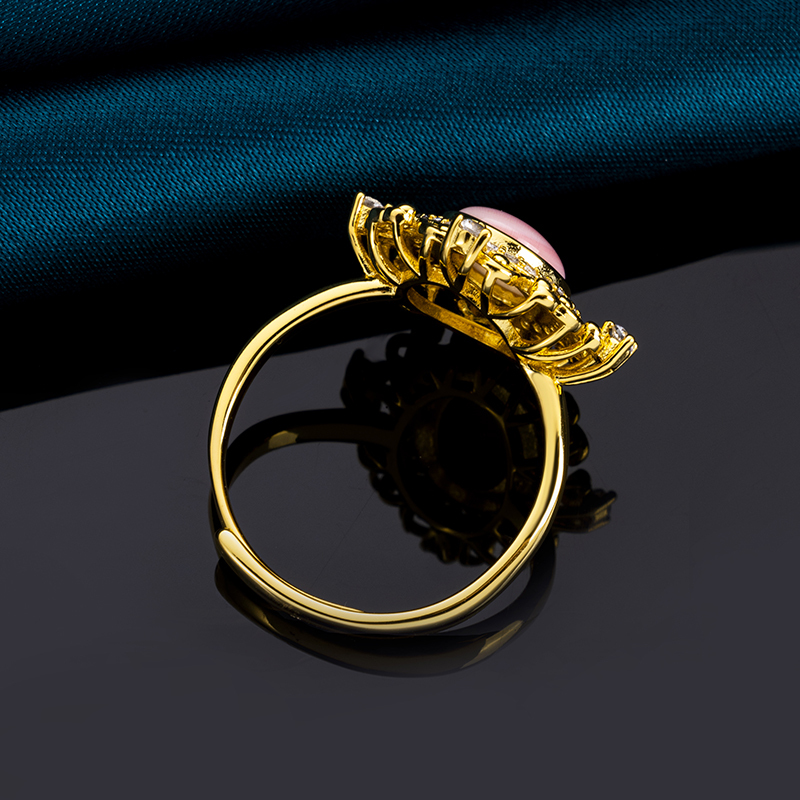 Regal Oval Queen Conch Statement Ring