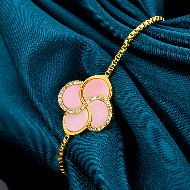 Queen Conch Clover Bracelet | Delicate Pink Minimalist