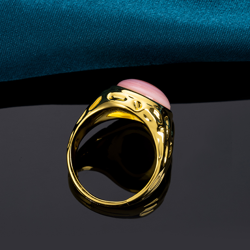 Oval Queen Conch Ring - Textured Hammered Elegance