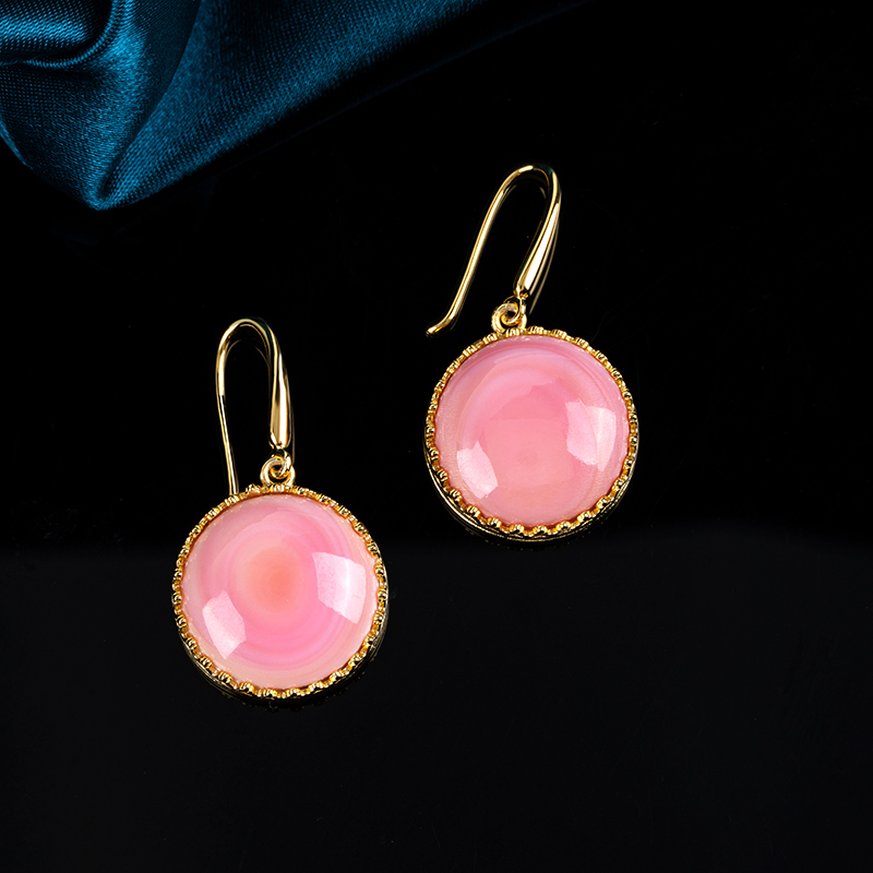 Natural Queen Conch Round Earrings with Royal Crown Design