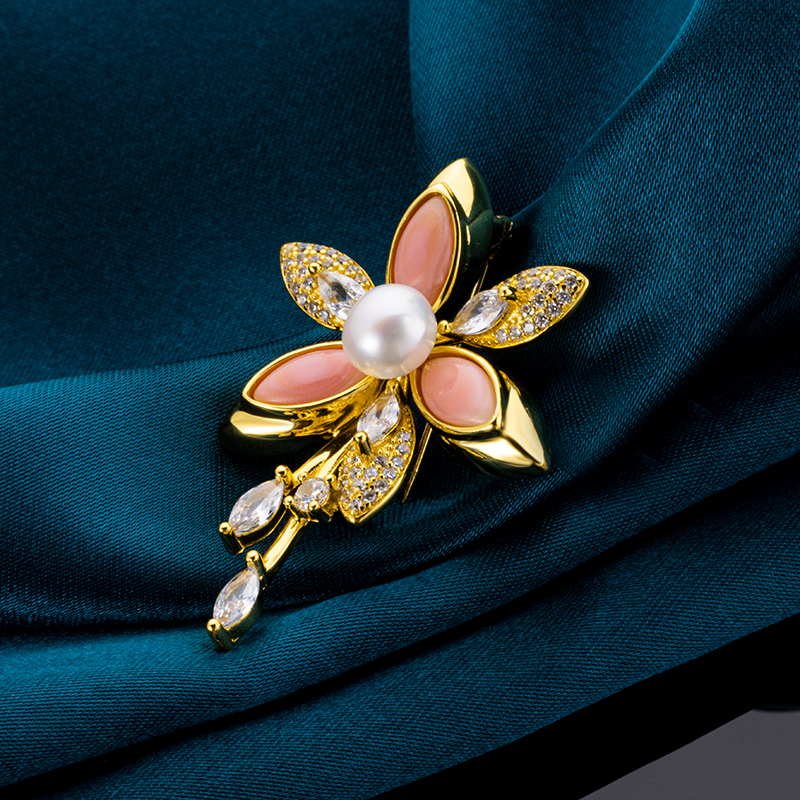 Exquisite Queen Conch Crystal Brooch