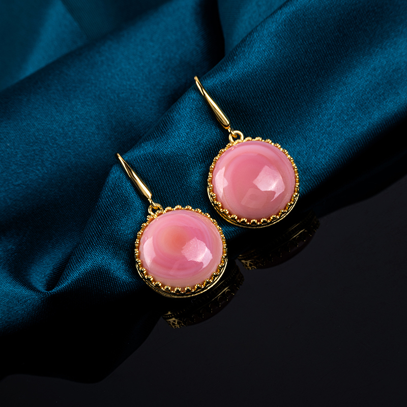 Natural Queen Conch Round Earrings with Royal Crown Design