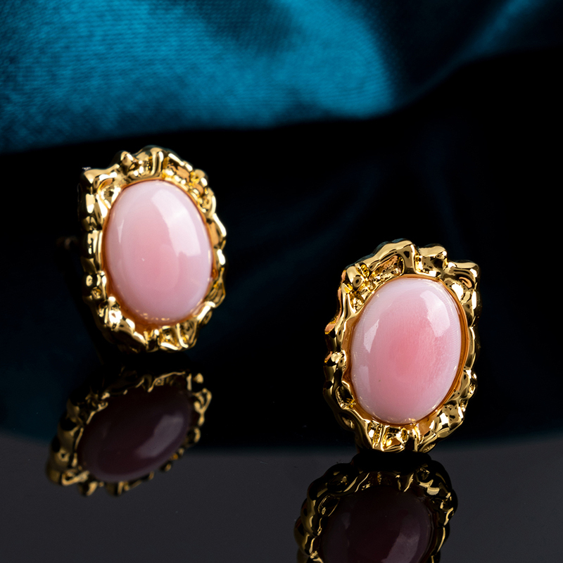 Natural Queen Conch Petite Oval Studs | Lava Texture