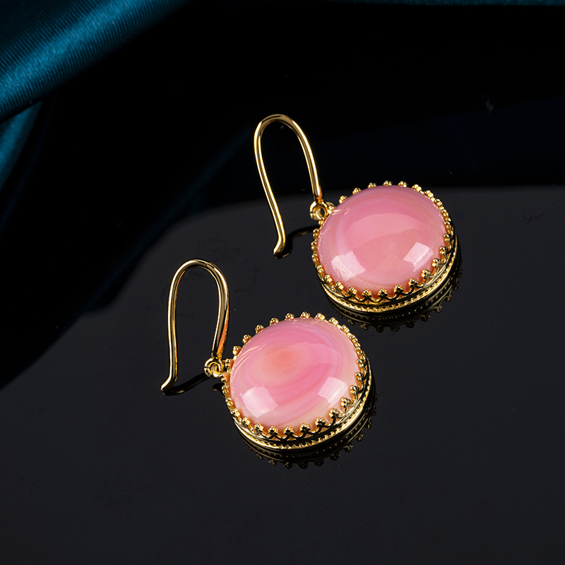 Natural Queen Conch Round Earrings with Royal Crown Design