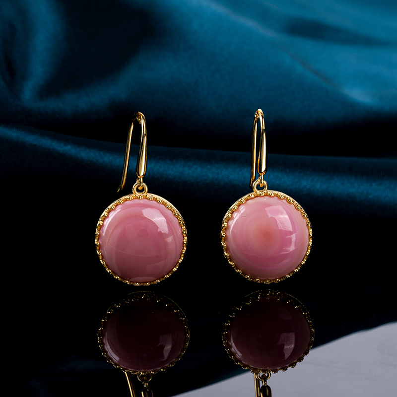 Natural Queen Conch Round Earrings with Royal Crown Design