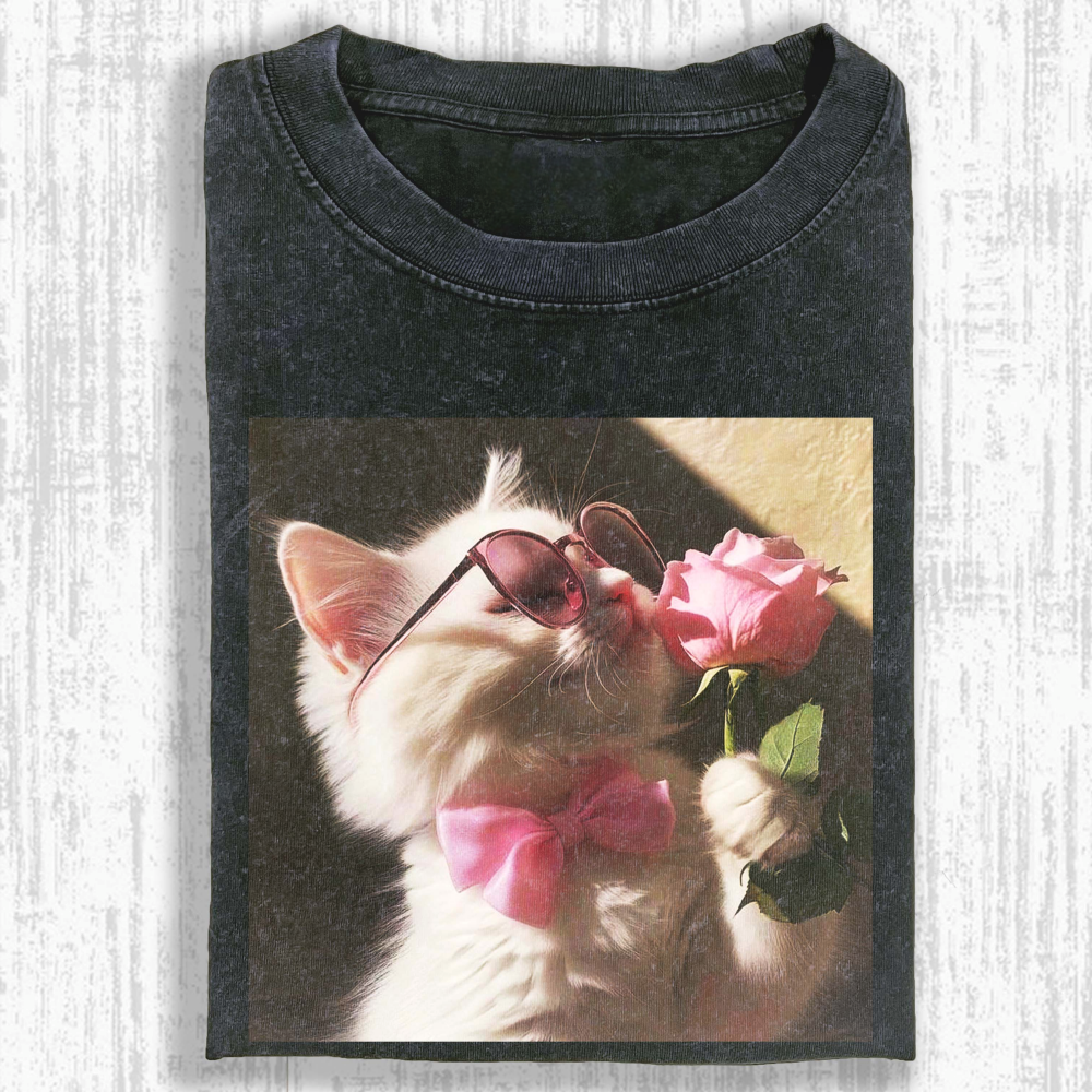 Elegant cat Washed T-shirt