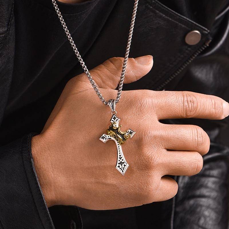 Kobieta nosząca naszyjnik The Crown Crucifix - elegancka biżuteria na codzień i specjalne okazje