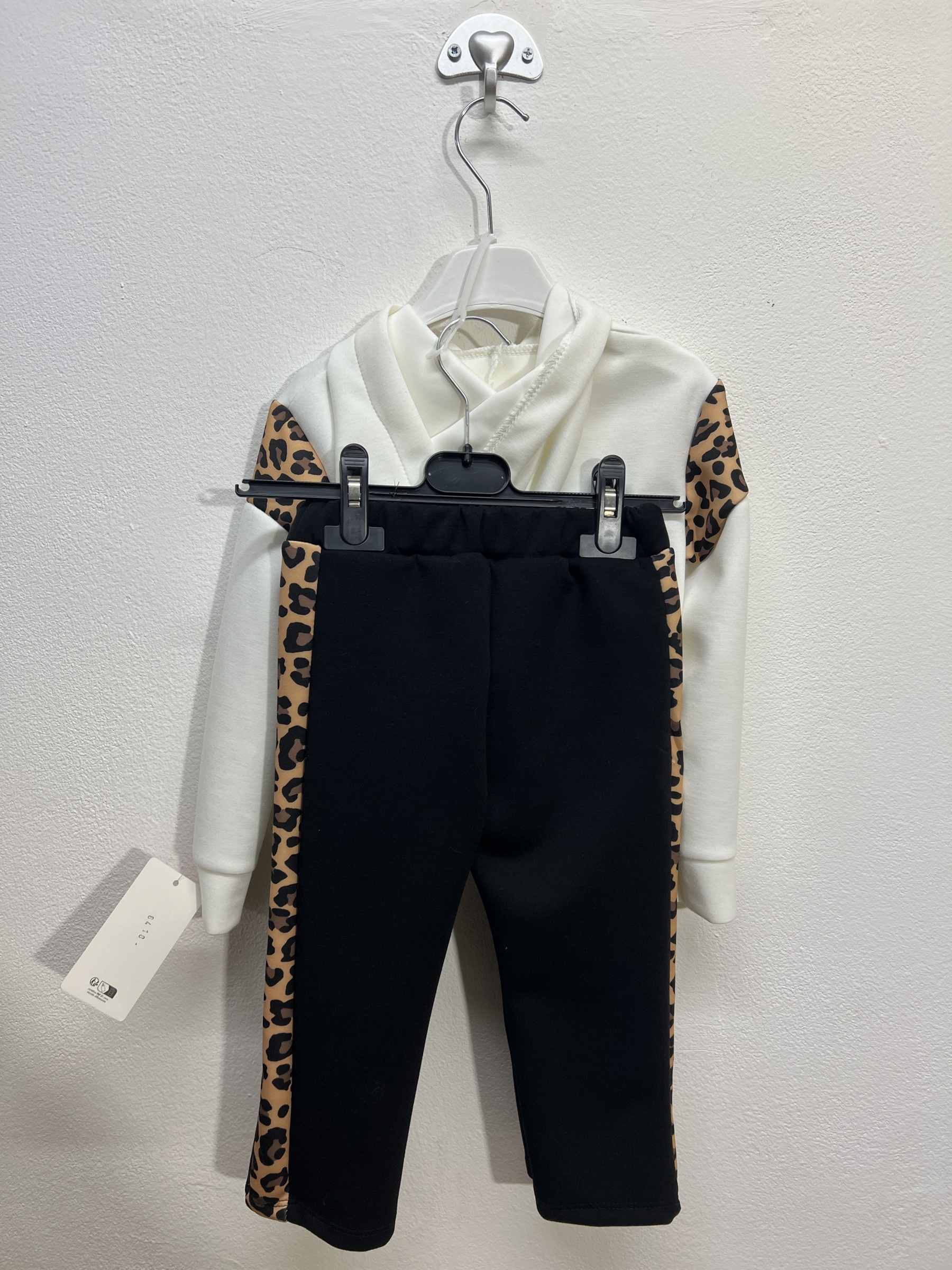 8418 | Tuta leopardate a lati 