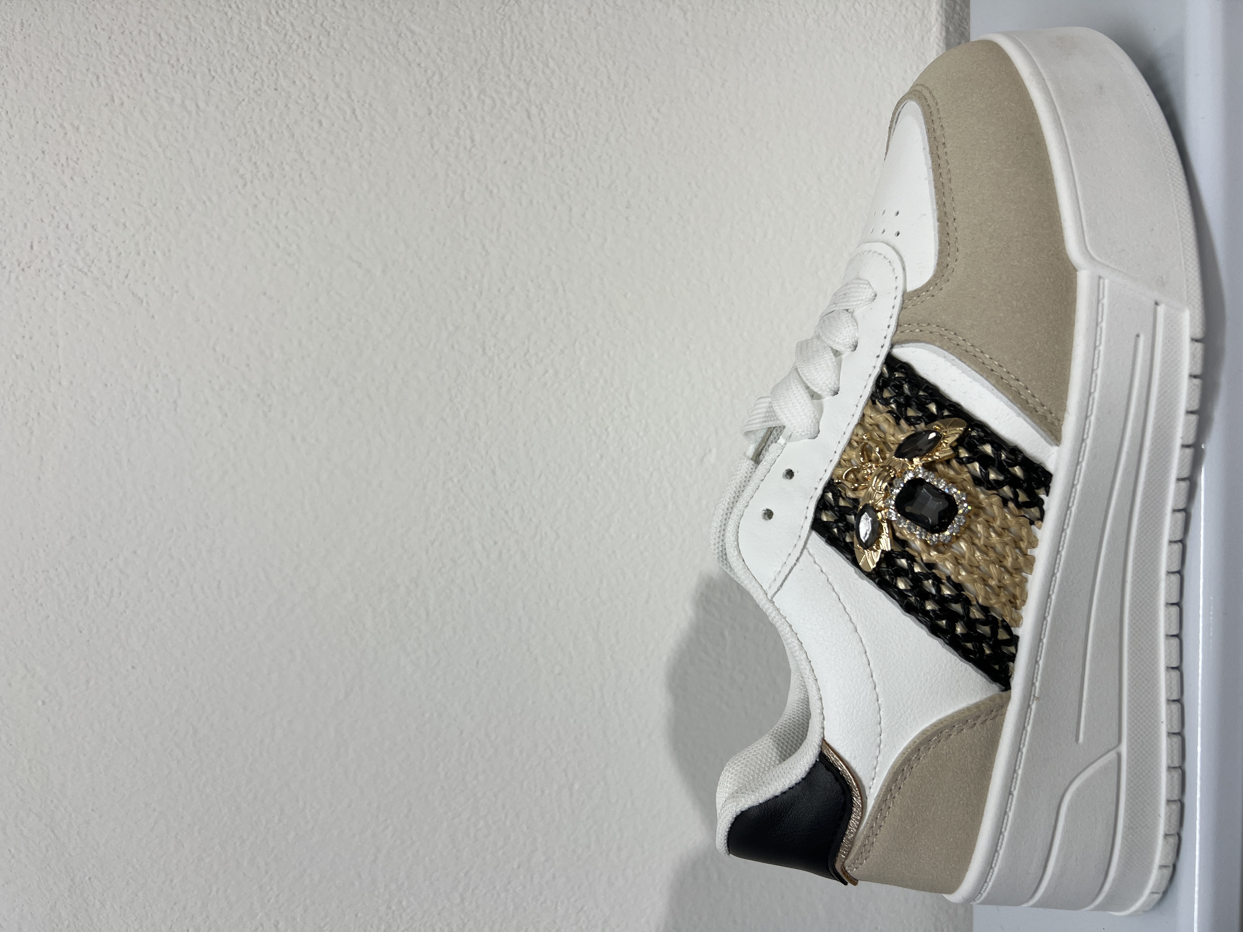 RA2138 | Sneakers bicolor con dettaglio ape