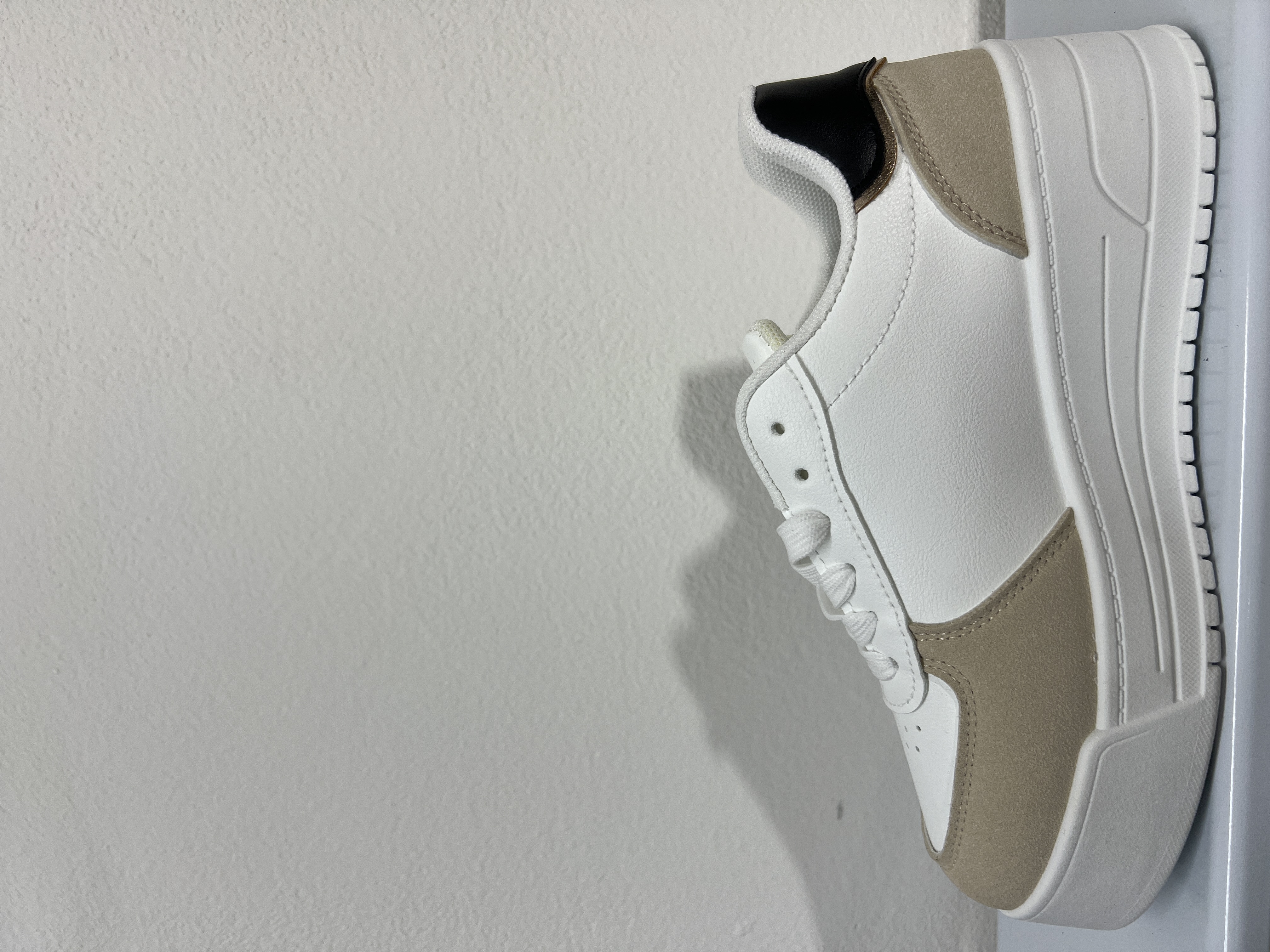 RA2138 | Sneakers bicolor con dettaglio ape