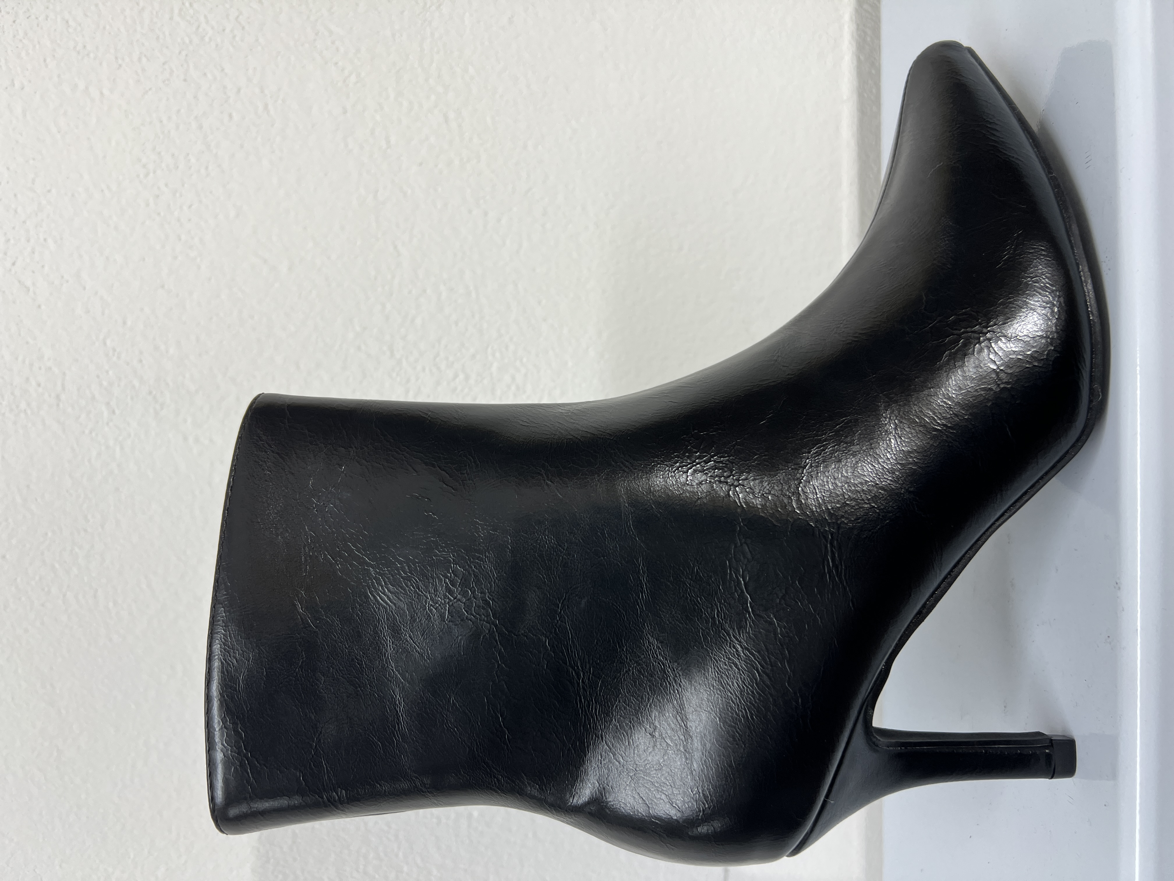 2P5C | Stivaletto in pelle con tacco sottile 