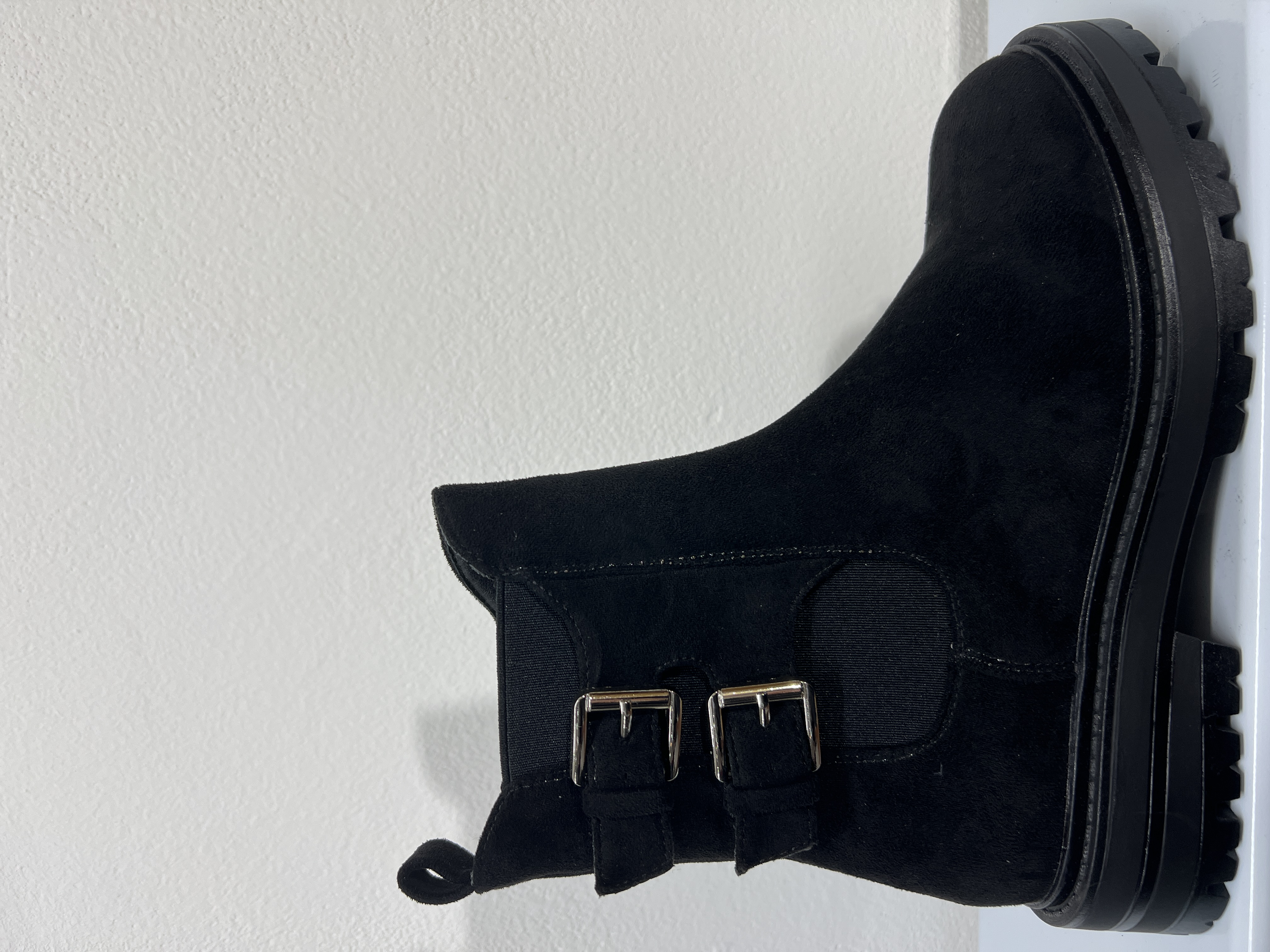 7M8B | Stivaletti in camoscio con cinture 