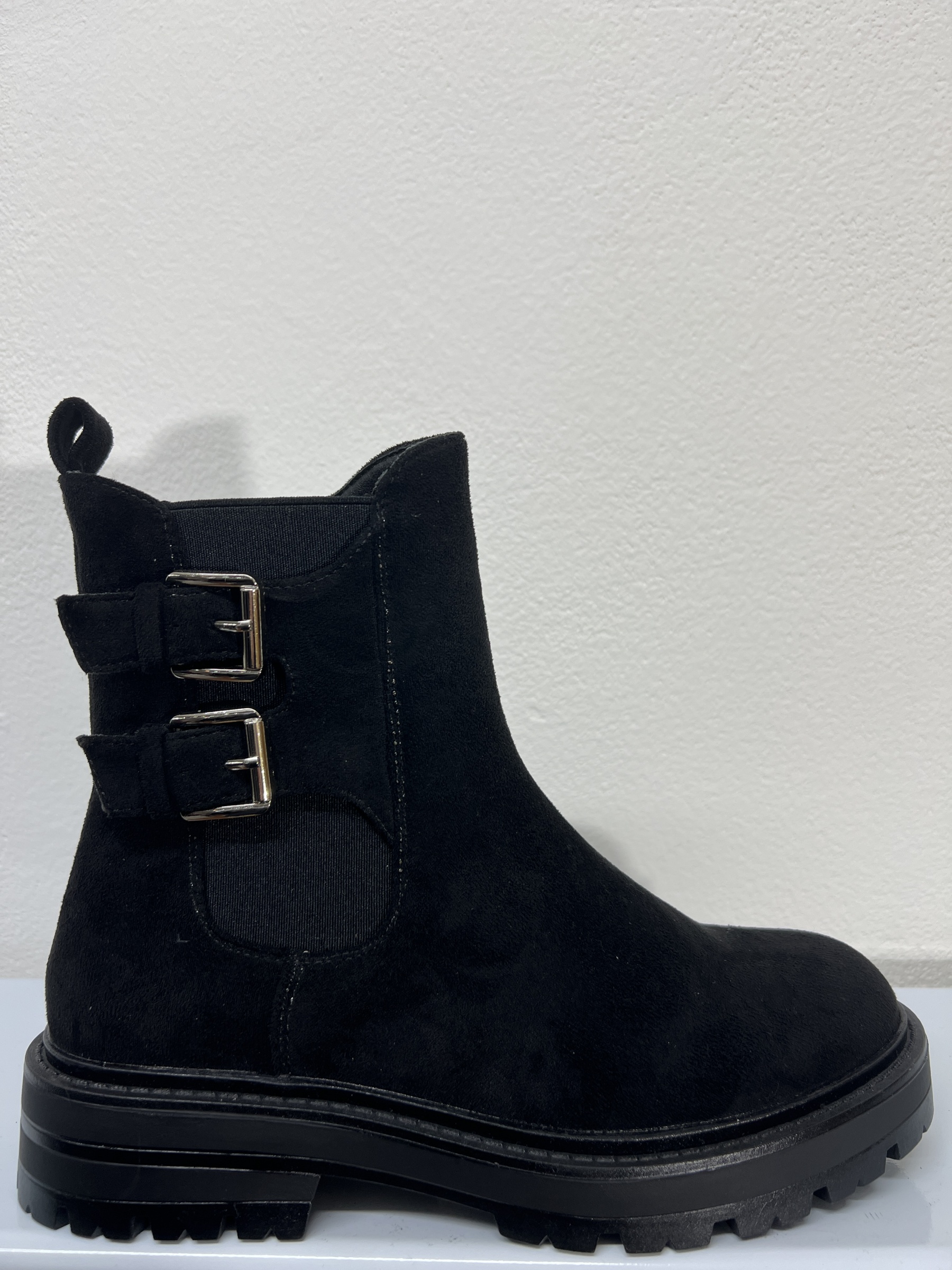 7M8B | Stivaletti in camoscio con cinture 