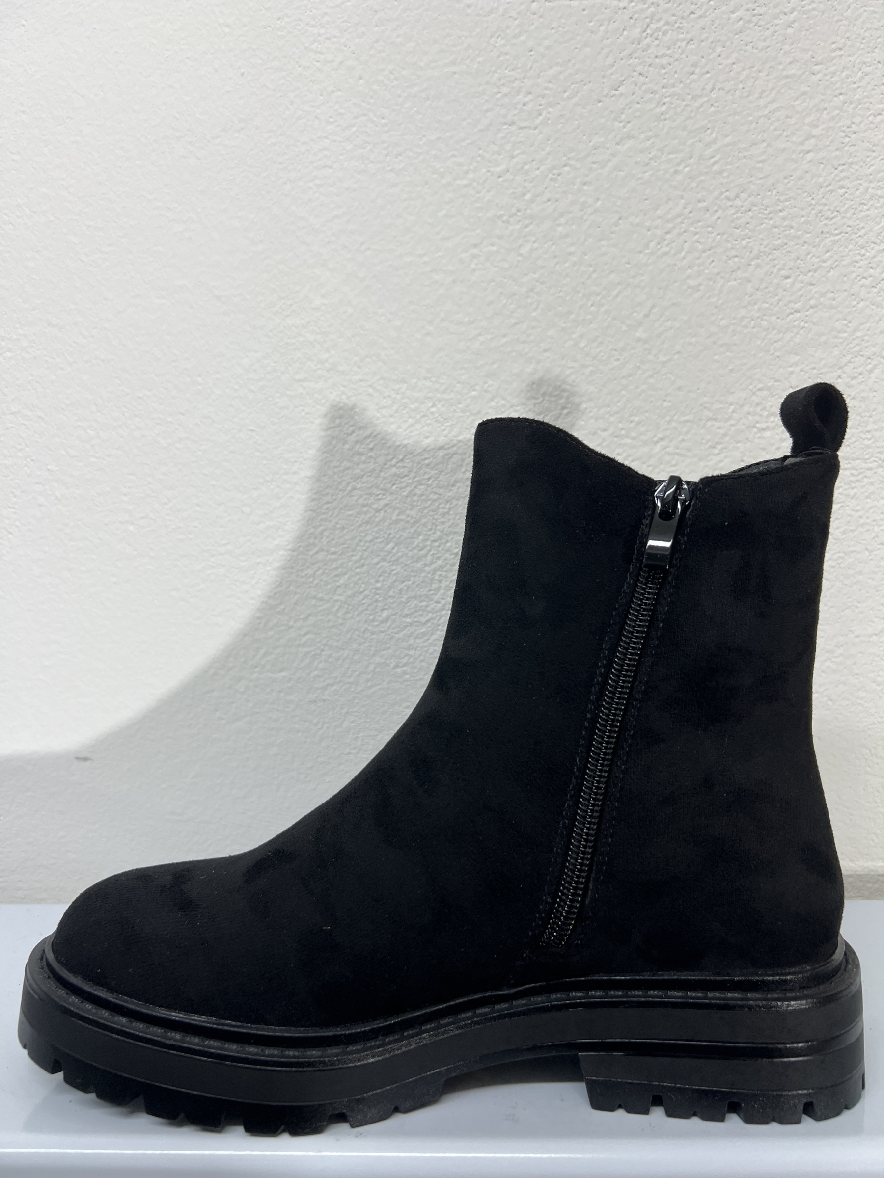 7M8B | Stivaletti in camoscio con cinture 