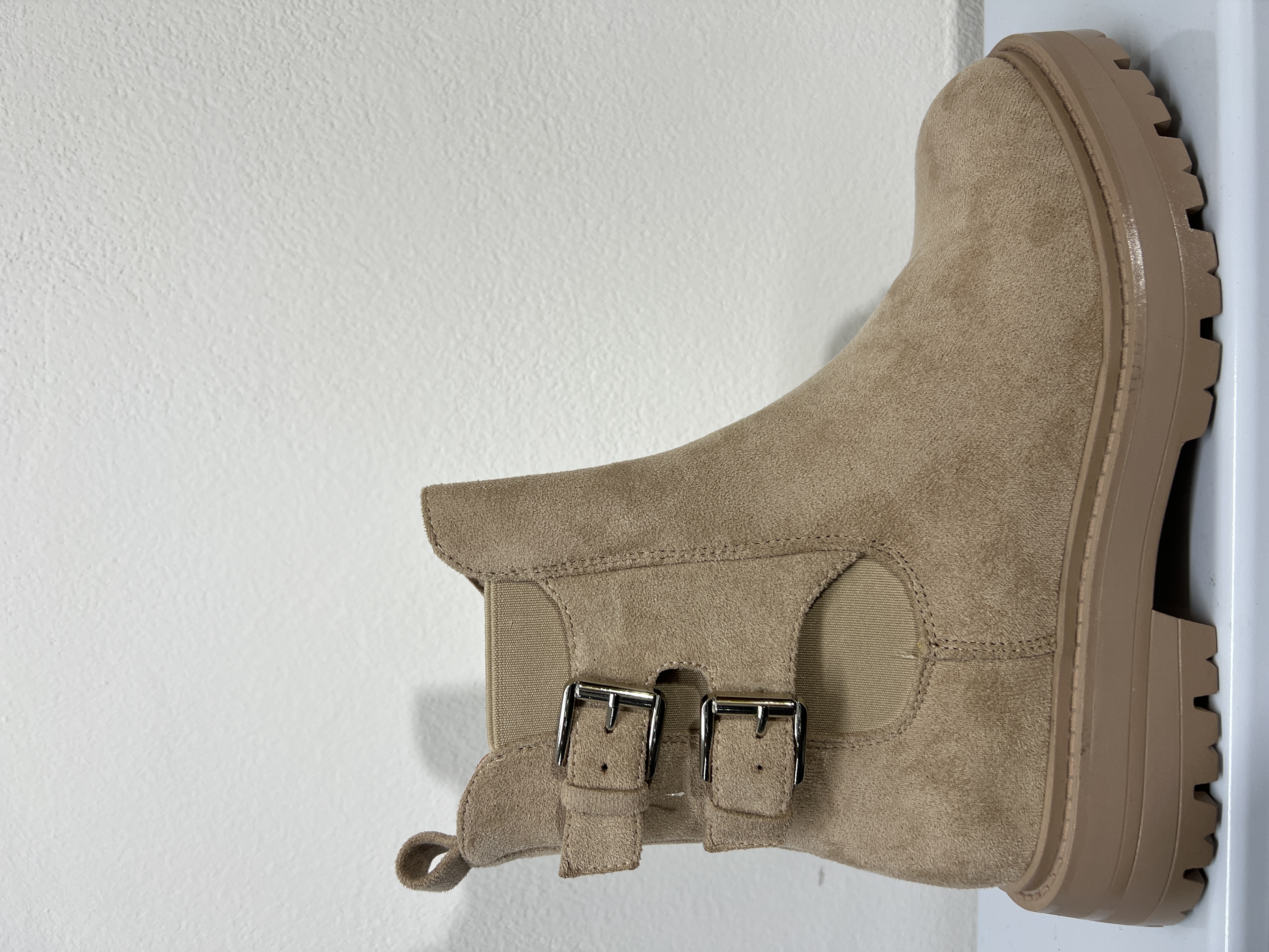 7M8B | Stivaletti in camoscio con cinture 