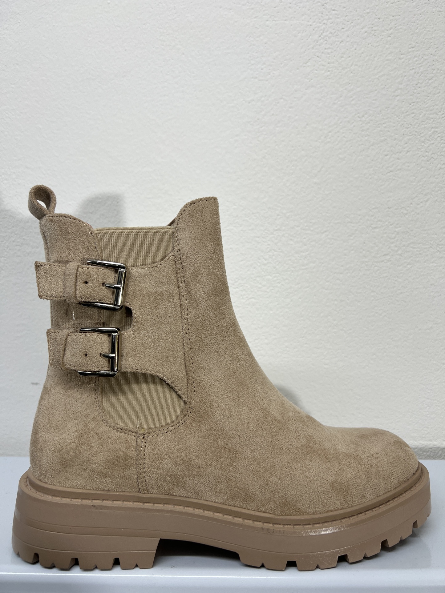 7M8B | Stivaletti in camoscio con cinture