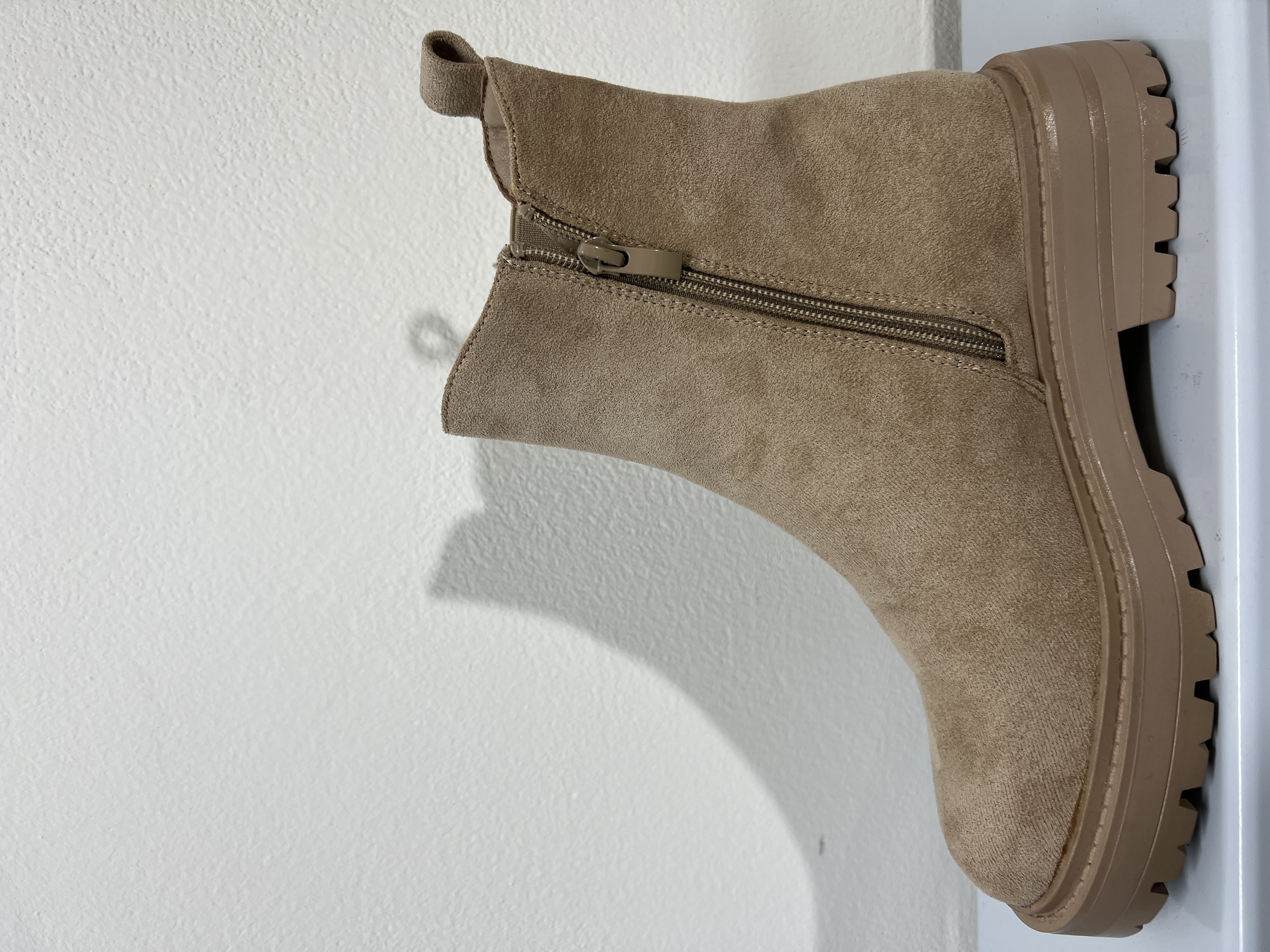 7M8B | Stivaletti in camoscio con cinture 