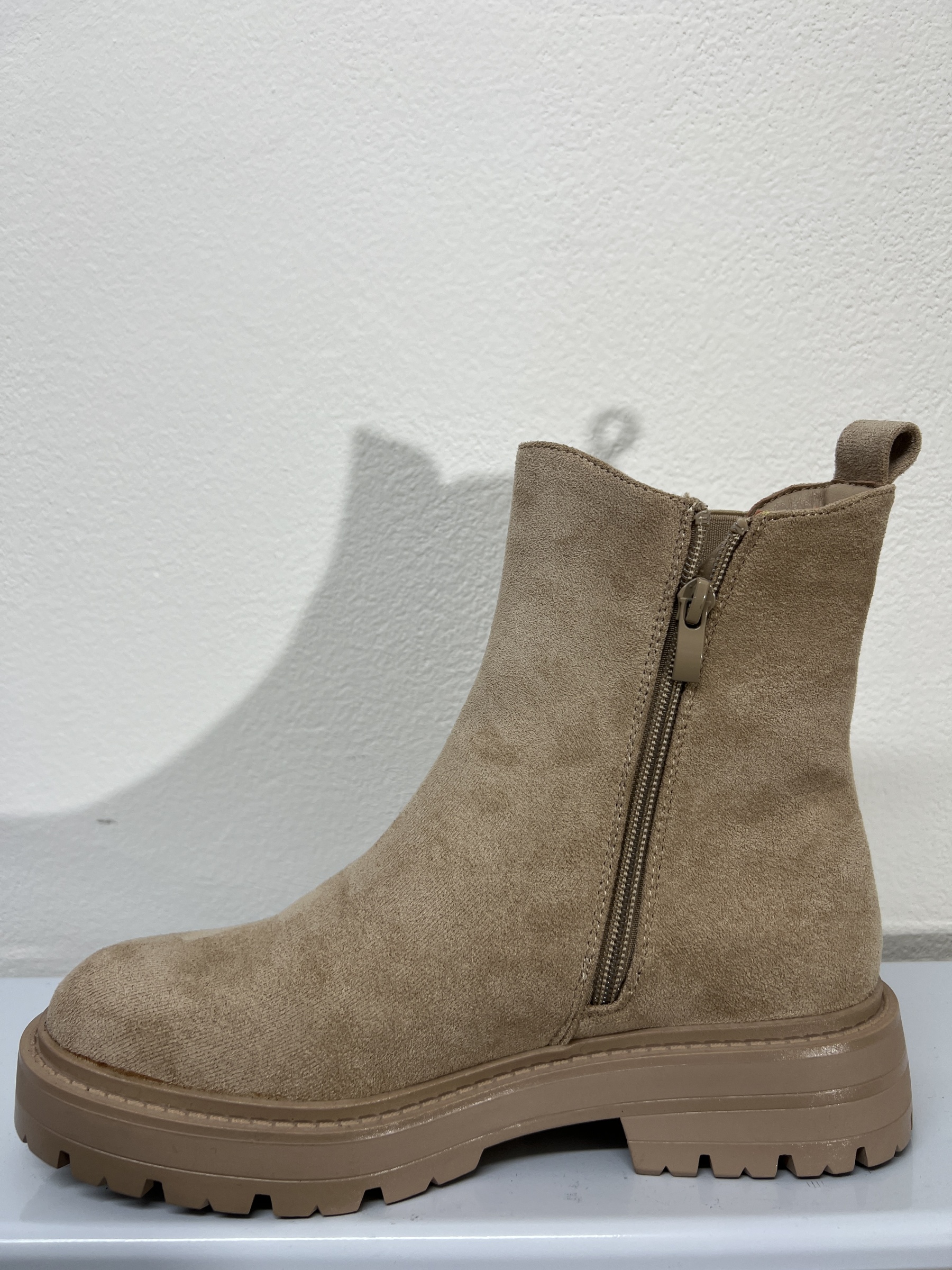 7M8B | Stivaletti in camoscio con cinture 