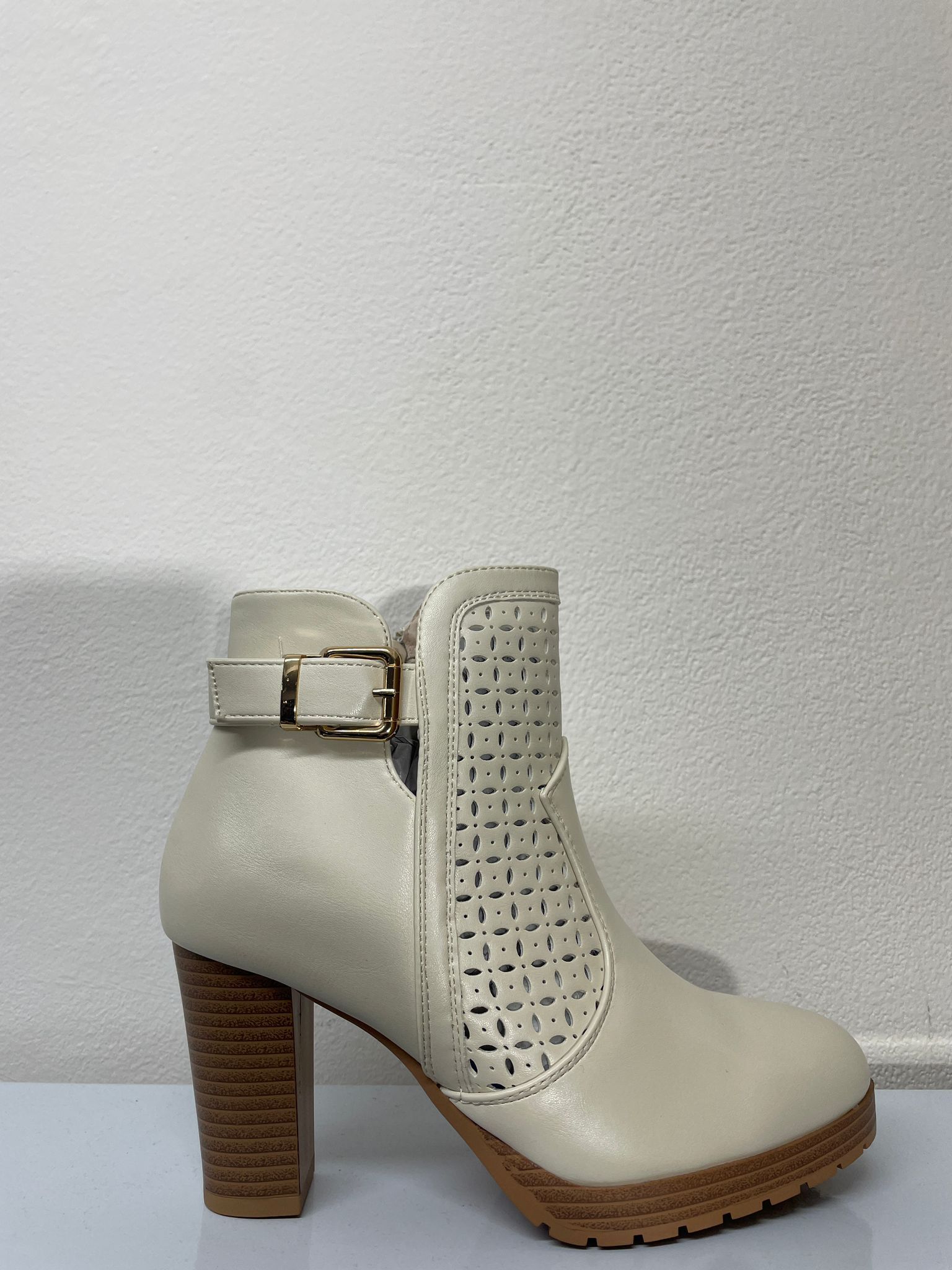 YL300. Stivali di pelle con tronchetto 