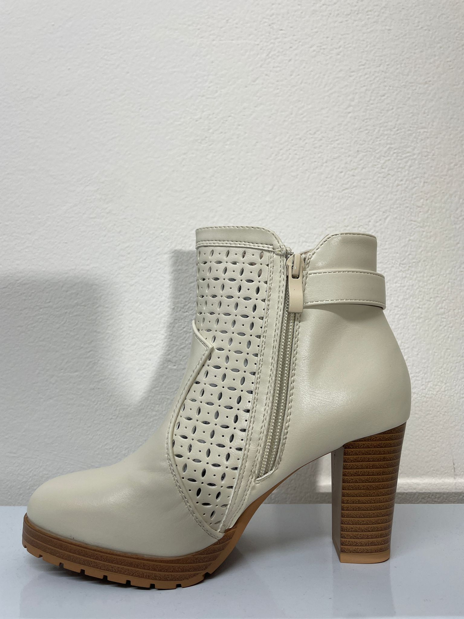 YL300. Stivali di pelle con tronchetto 