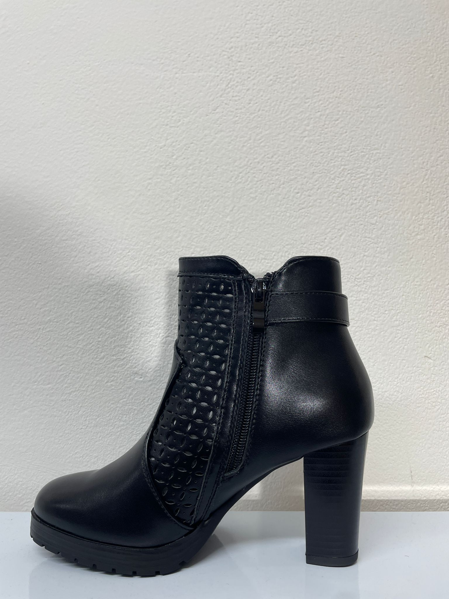 YL300. Stivali di pelle con tronchetto 