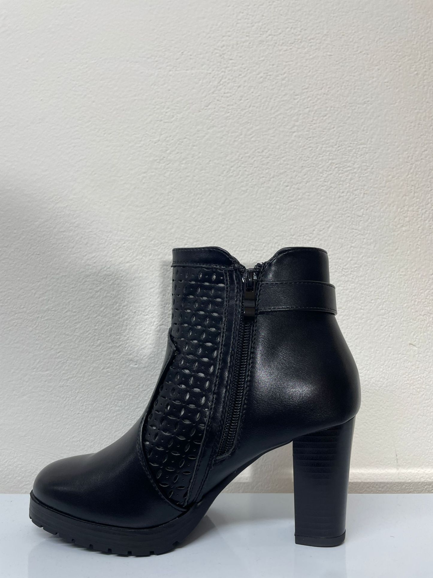 YL300. Stivali di pelle con tronchetto 